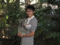 コアラを抱っこして記念撮影.JPG