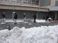 雪かき生徒玄関.JPG