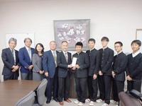 贈呈式 校長室にて.jpg