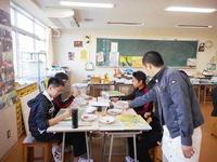 中3美術:作った絵具を使って彩色
