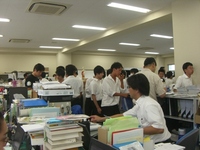 多くの生徒が職員室へ.JPG