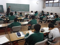 中学授業の第一歩(教頭先生による数学の授業).JPG