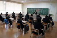 中学生入学式前HR.JPG