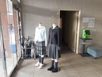 エントランスの女子制服